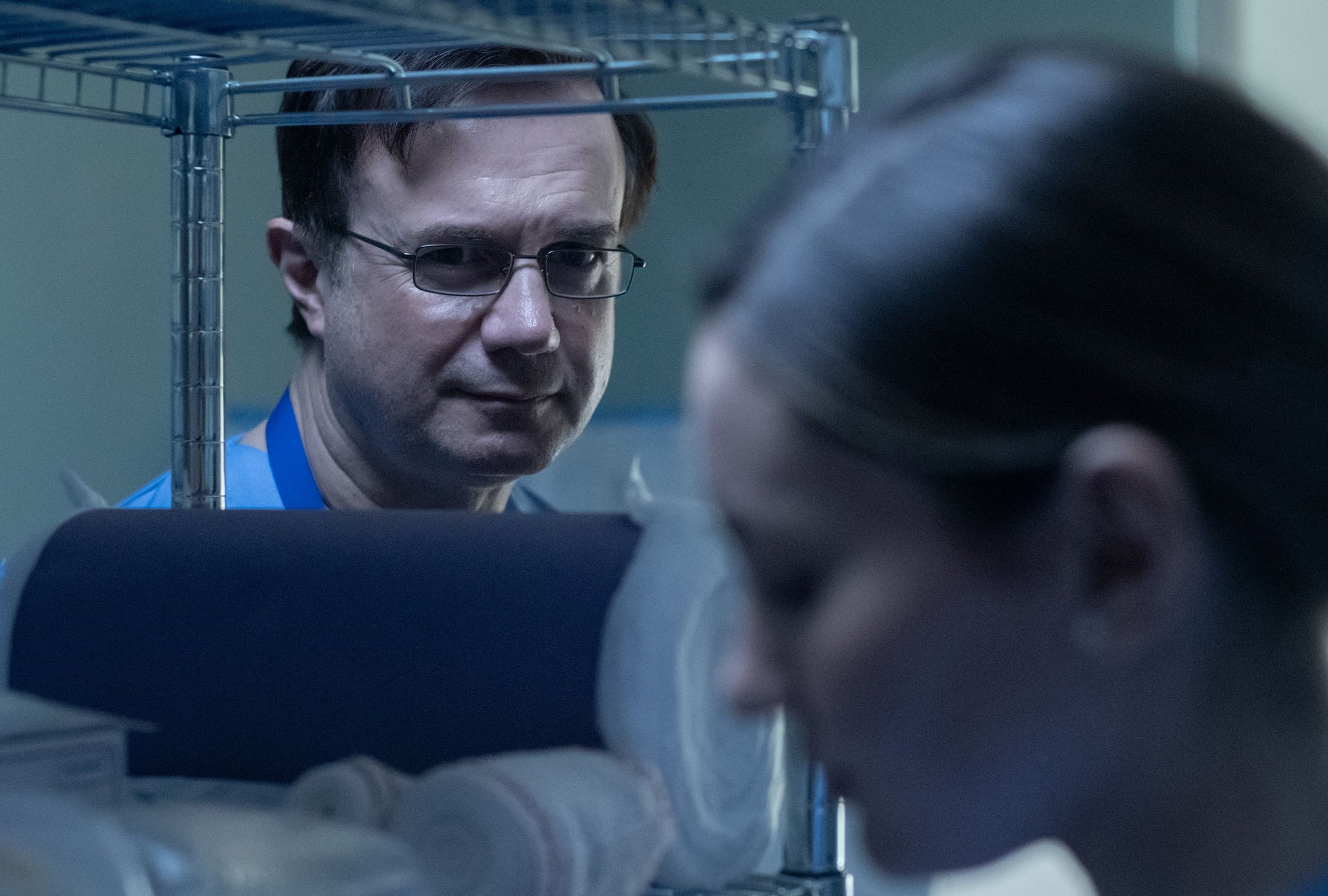 Tristán Ulloa asume el rol de Salva Rodrigo, el amante de Maje, en la película española "La viuda negra" (Foto: Netflix)