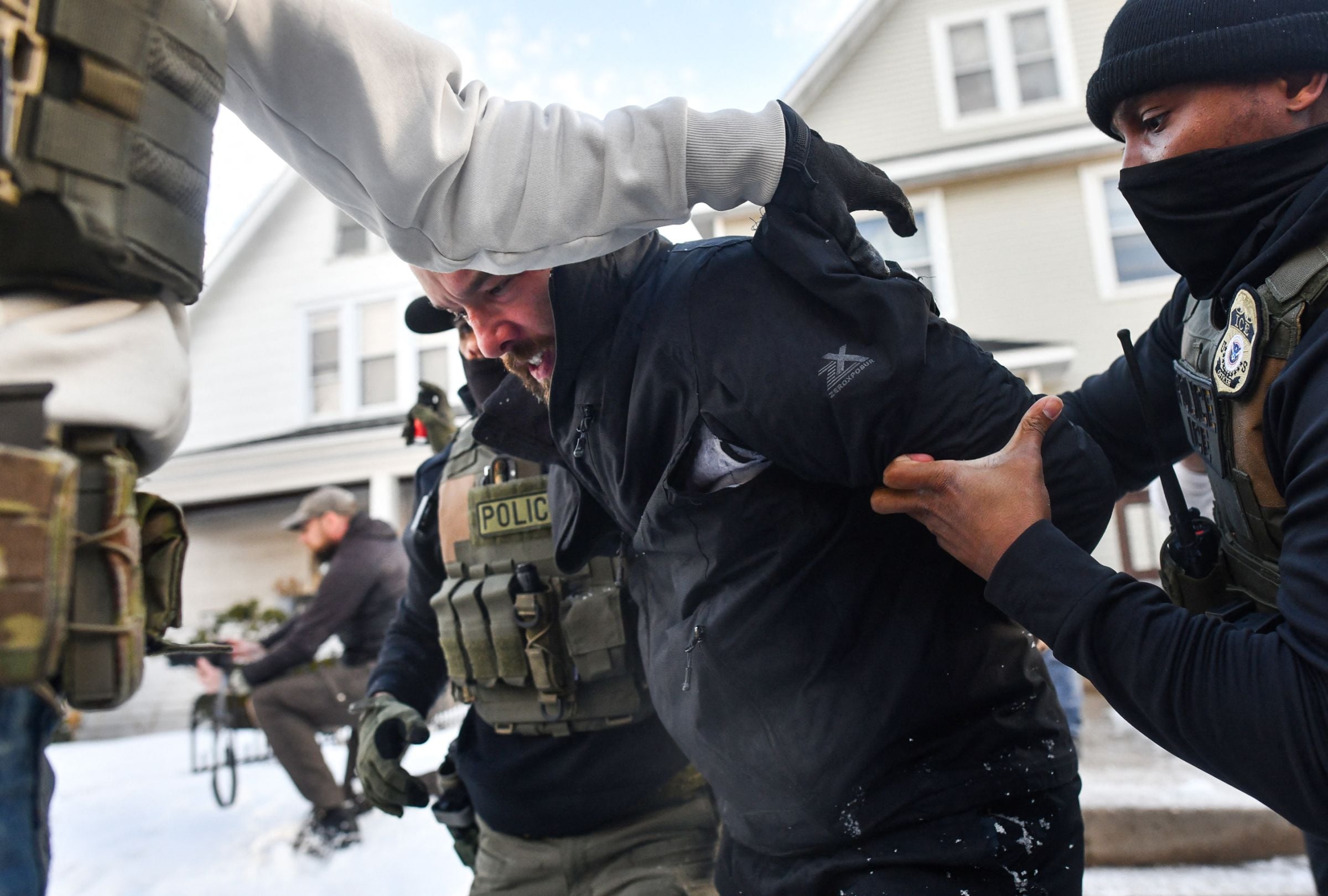 El ICE y otros agentes federales detienen a una persona durante las protestas en un barrio residencial de Minneapolis, Minnesota, el 13 de enero de 2026. Esto después que un agente de inmigración disparara mortalmente a una madre de familia (Foto: Octavio Jones / AFP)