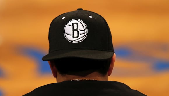 NUEVA YORK, NY - 15 DE OCTUBRE: Una vista del logo de los Brooklyn Nets en un sombrero durante el juego contra los Washington Wizards durante un juego de pretemporada en el Barclays Center el 15 de octubre de 2012 en el distrito de Brooklyn de la ciudad de Nueva York. (Foto de Elsa/Getty Images)