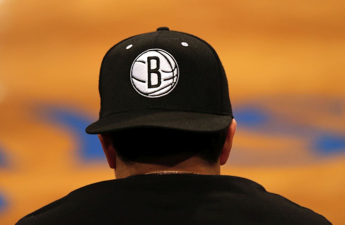 NUEVA YORK, NY - 15 DE OCTUBRE: Una vista del logo de los Brooklyn Nets en un sombrero durante el juego contra los Washington Wizards durante un juego de pretemporada en el Barclays Center el 15 de octubre de 2012 en el distrito de Brooklyn de la ciudad de Nueva York. (Foto de Elsa/Getty Images)