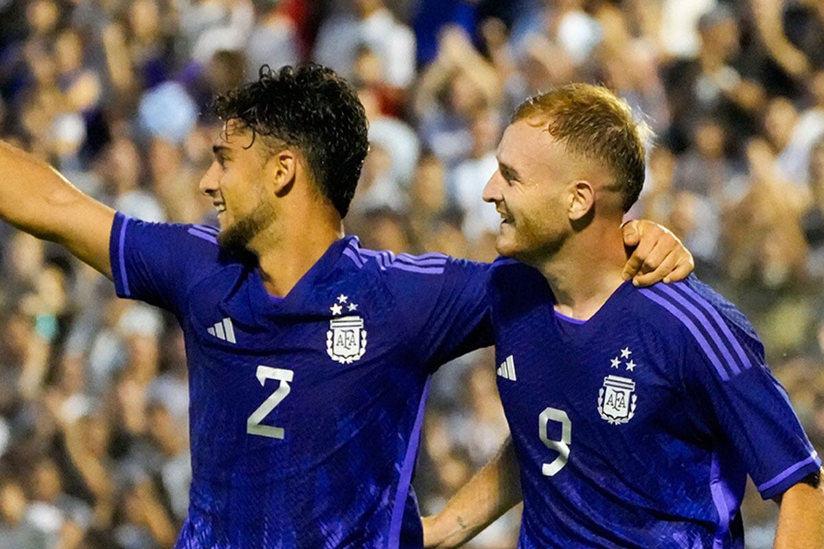 Vía DSports podrás ver el partido Argentina vs. Perú en vivo y en directo desde el estadio Misael Delgado de Carabobo, por la segunda fecha del Preolímpico Sudamericano Sub 23. (Foto: AFP)