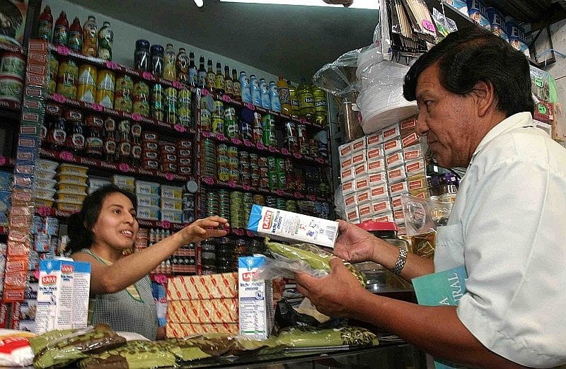 El canal tradicional (bodegas y mercados) continúa concentrando la preferencia de compra fuera de Lima, impulsado por la cercanía y confianza del comerciante local. (Foto: Archivo)