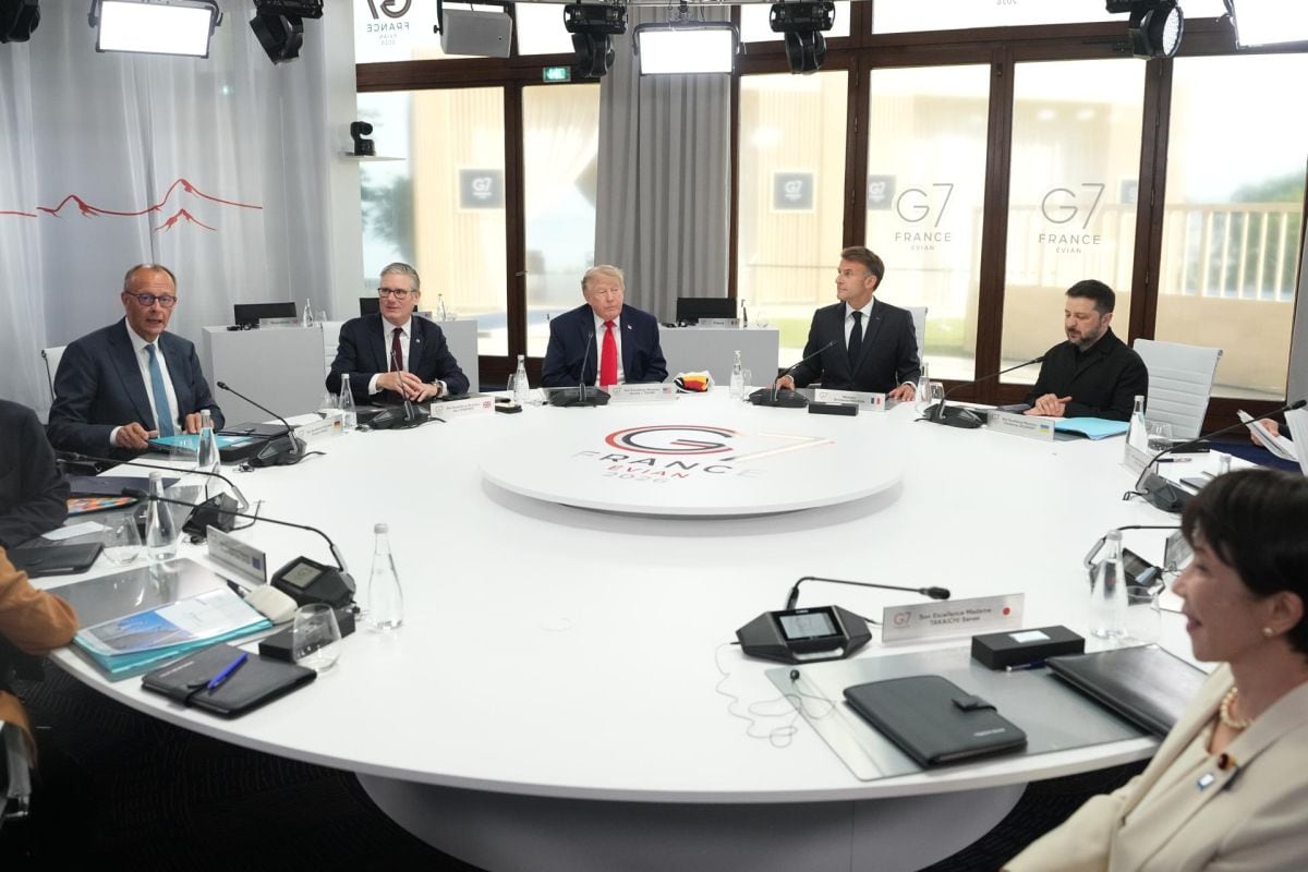 El canciller alemán Friedrich Merz, el primer ministro británico Keir Starmer, el presidente estadounidense Donald Trump, el presidente francés Emmanuel Macron, el presidente ucraniano Volodymyr Zelensky y la primera ministra japonesa Sanae Takaichi durante una sesión de trabajo en la cumbre del G7 en Evian-les-Bains, Francia. (Foto: EFE)