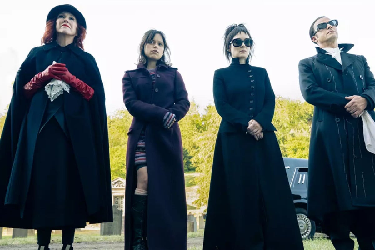 Delia (Catherine O'Hara), Astrid (Jenna Ortega) y Lydia (Winona Ryder) en el funeral de Charles Deetz (Jeffrey Jones) en la película "Beetlejuice 2" (Foto: Warner Bros. Pictures)
