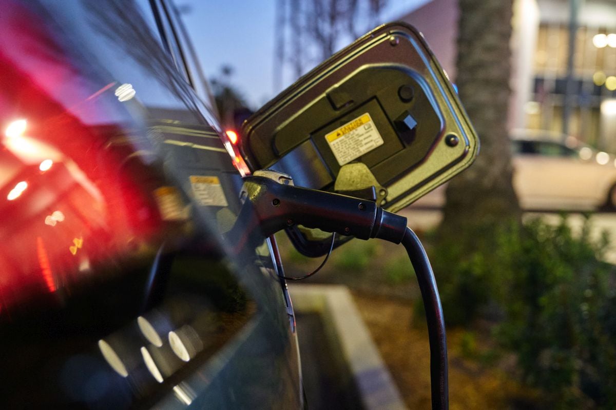 Un vehículo eléctrico (VE) se carga en California. Fotógrafo: Bing Guan/Bloomberg