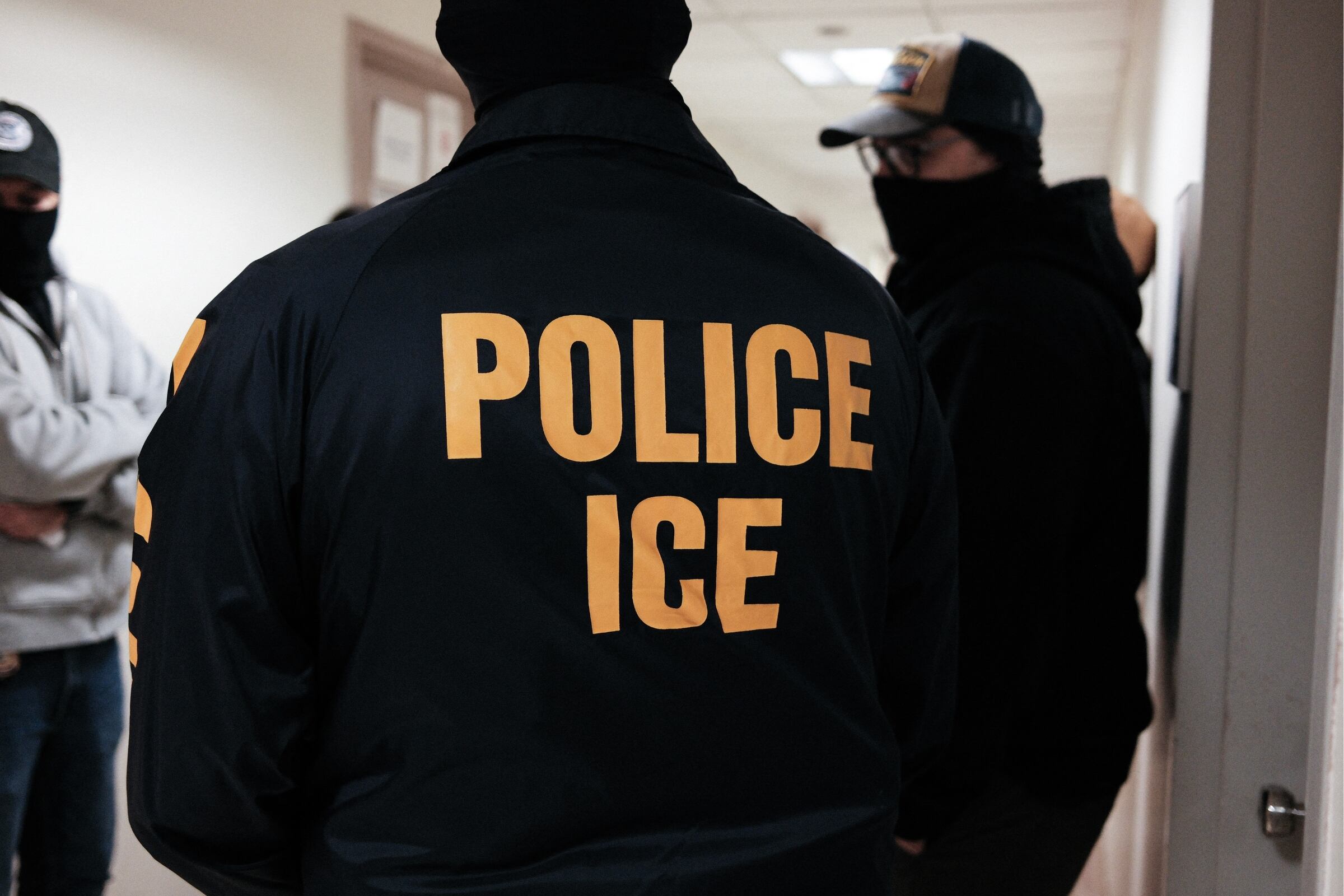 Los agentes de ICE siguen haciendo cumplir la política migratoria de Donald Trump en Estados Unidos (Foto: AFP)