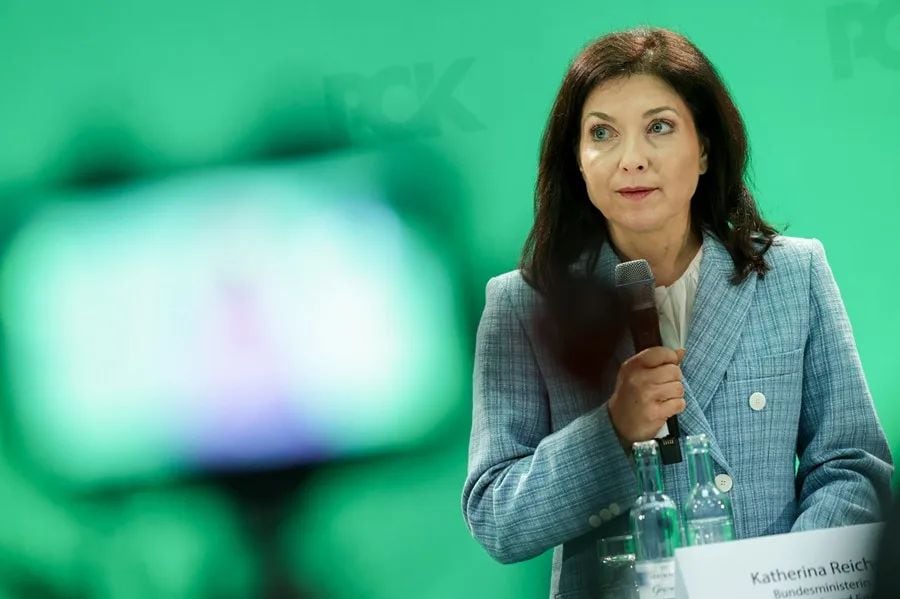 La ministra alemana de Asuntos Económicos y Energía, Katherina Reiche, habla durante una rueda de prensa durante su visita a la refinería PCK en Schwedt, Alemania, el 11 de mayo de 2026. Foto: EFE/EPA/FILIP SINGER
