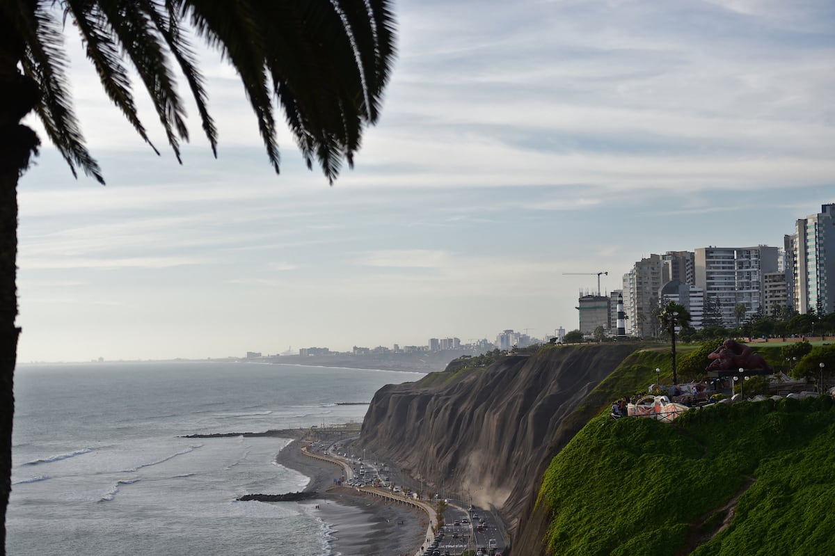 Una licencia municipal no siempre basta. Existen requisitos y revisiones que los negocios deben cumplir cerca de playas antes de invertir y operar. (Foto por Martín BERNETTI / AFP)
