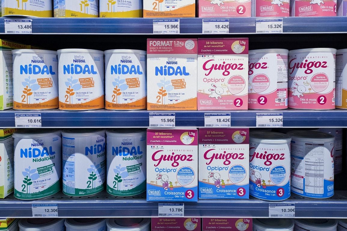 Cajas de fórmula infantil en polvo Guigoz y Nidal para bebés y niños pequeños, producidas por Nestlé, en el estante de un supermercado Leclerc en Auch, el 21 de enero de 2026. Foto: Jean-Marc Barrère / Hans Lucas / Hans Lucas vía AFP