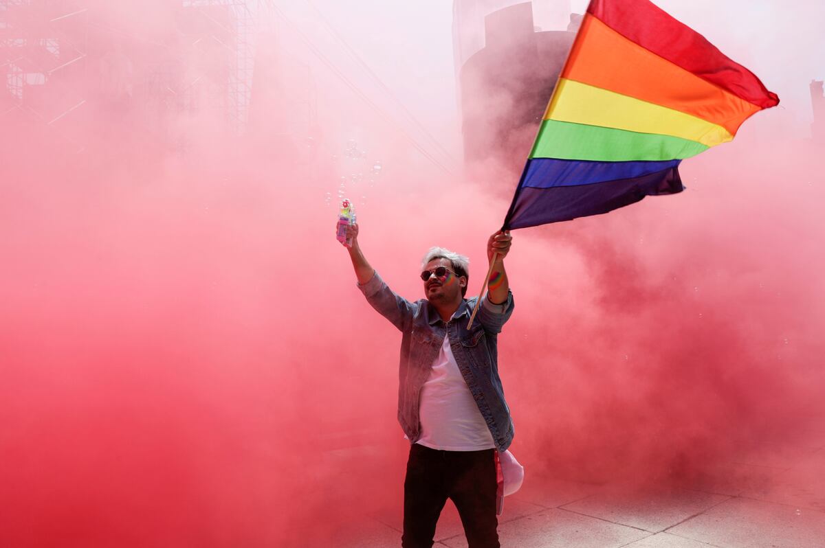 Un manifestante ondea una bandera del arcoíris en Ciudad de México. estas demostraciones no se podrán hacer en Qatar (Foto: Reuters)