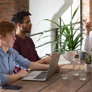 El consejo de una experta en comunicación para enfrentar una falta de respeto laboral
