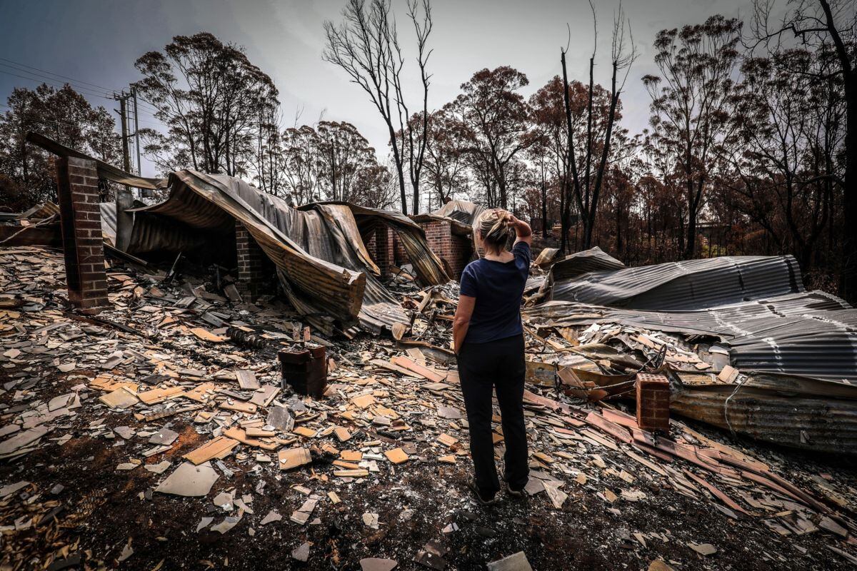 Una residente local observa los restos de su casa que fue destruida por incendios forestales en Nueva Gales del Sur, Australia, en 2020. Fotógrafo: David Gray/Bloomberg