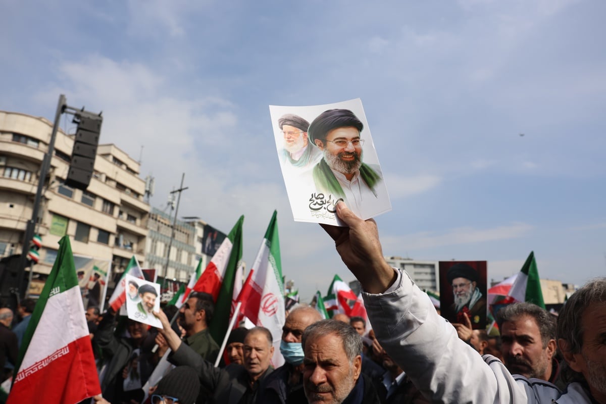 Iraníes se reúnen en la plaza Enqelab para mostrar su apoyo al recién nombrado líder supremo, el ayatolá Mojtaba Jamenei, en Teherán, Irán, el 9 de marzo de 2026. (EFE/EPA/ABEDIN TAHERKENAREH)