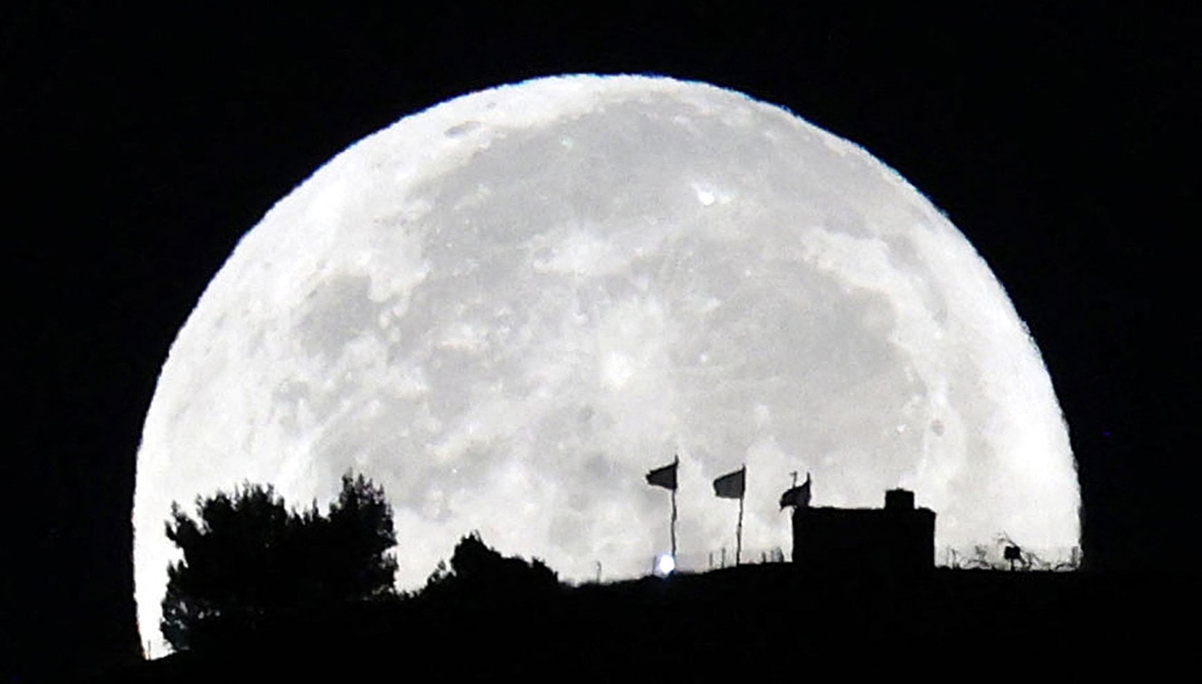 Cuando la Luna Llena o Luna Nueva ocurre cerca del punto más cercano de la Luna a la Tierra, su perigeo, a menudo se la denomina Superluna. (Foto: AFP)