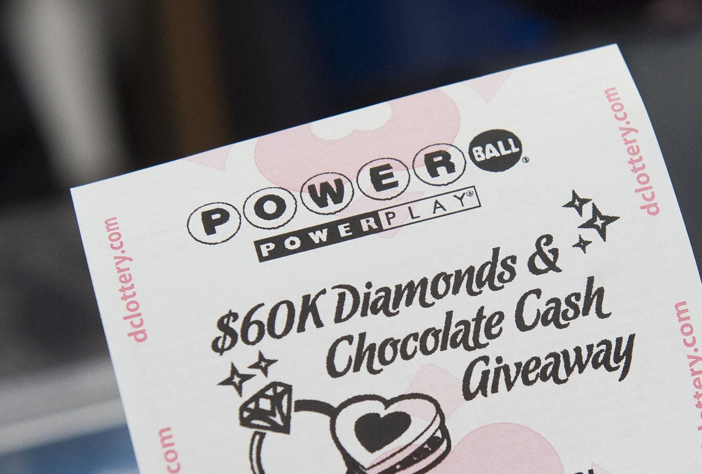 Revisa esta nota para que sepas sobre el caso de la persona que ganó $50 mil en el Powerball tras adquirir su boleto en un local de Indiana. (Foto: SAUL LOEB / AFP)