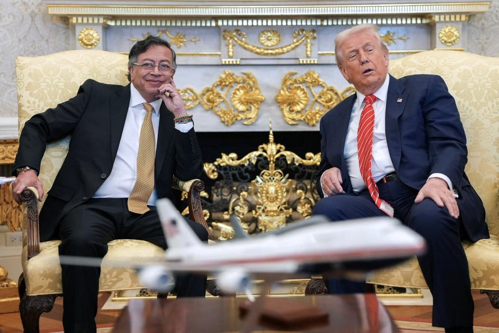 Imagen difundida por la oficina de prensa de la Presidencia colombiana que muestra al presidente colombiano Gustavo Petro (izq.) y su homólogo, el presidente estadounidense Donald Trump, reunidos en la Casa Blanca en Washington el 3 de febrero de 2026. (Foto por Handout / Presidencia colombiana / AFP)