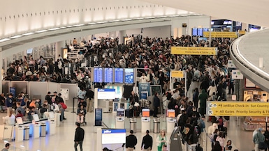 La salida de personal afectaría pasajeros y carga internacional, y que las aerolíneas tendrían que desviar vuelos a otros aeropuertos