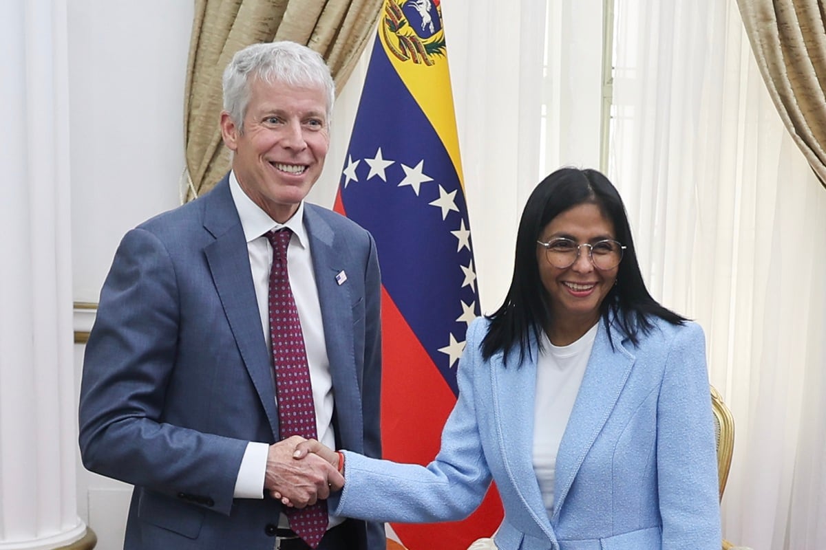 La presidenta encargada de Venezuela, Delcy Rodríguez, saluda al secretario de Energía de Estados Unidos, Chris Wright, en Caracas, el 11 de febrero de 2026. (Miguel Gutiérrez / EFE)