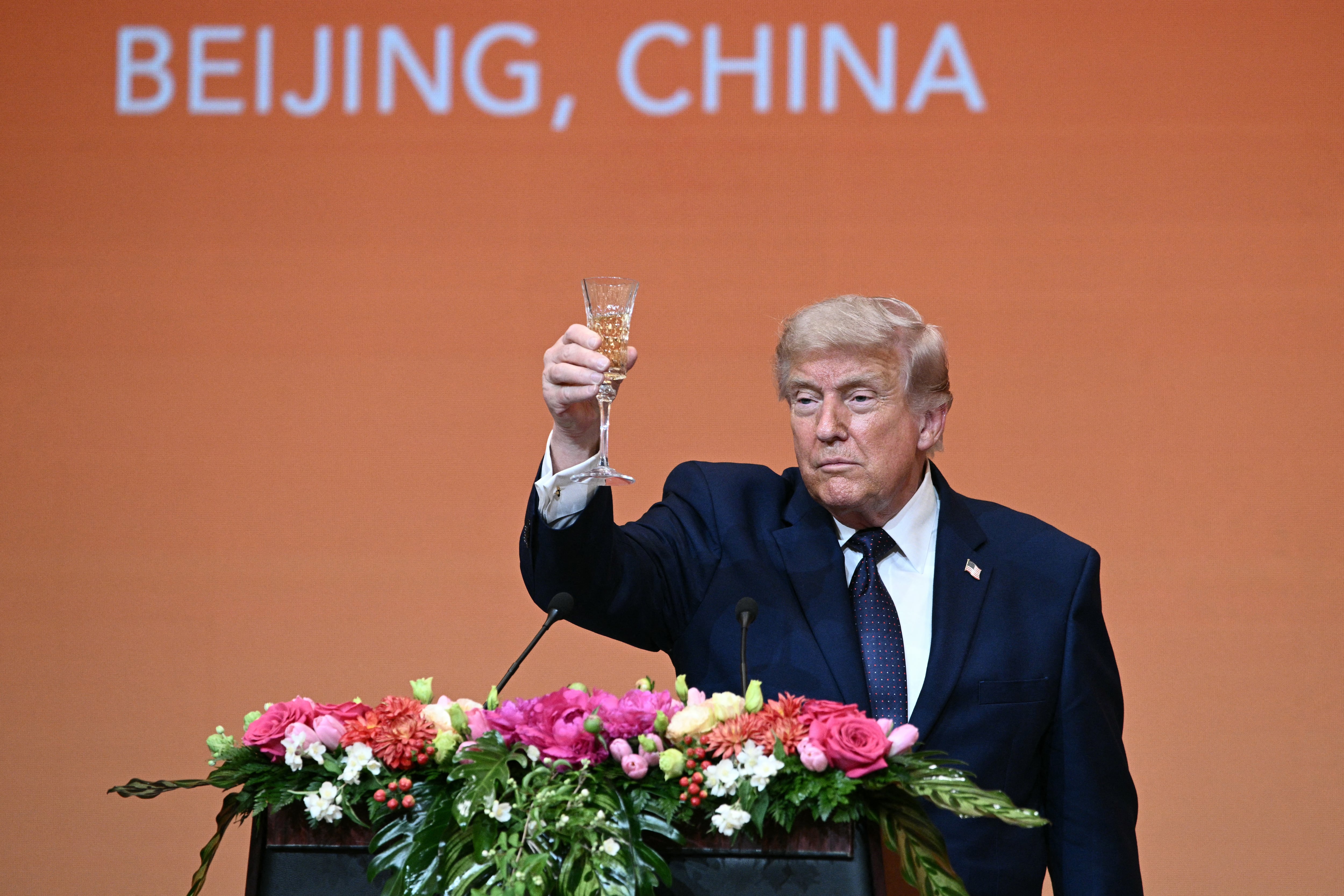 El presidente estadounidense Donald Trump brinda durante un banquete de Estado con el presidente chino Xi Jinping en el Gran Salón del Pueblo en Beijing, el 14 de mayo de 2026. (Foto de Brendan SMIALOWSKI / AFP).