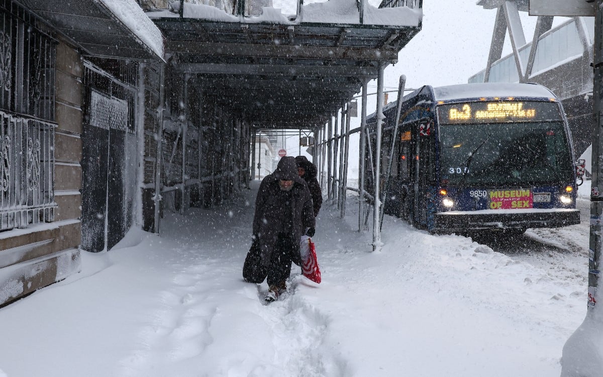 Consulta el mapa de limpieza de nieve y la ubicación de refugios en tu condado. (Foto: CHARLY TRIBALLEAU / AFP)