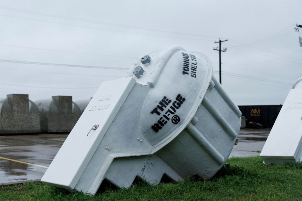 Refugios contra tornados se encuentran en las afueras de la fábrica de Atlas Survival Shelters en Sulphur Springs, Texas, el 7 de marzo de 2026. (Foto de Mark Felix / AFP)