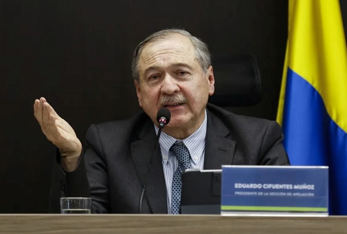 La JEP confirmó las primeras sentencias definitivas contra exjefes de las FARC y exmilitares por graves violaciones a los derechos humanos. En la imagen, el presidente de la Sección de Apelación de la JEP, Eduardo Cifuentes. Foto: EFE.