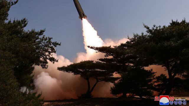 Corea del Norte: Kim Jong Un lanza un misil balístico y promete impulsar fuerza nuclear