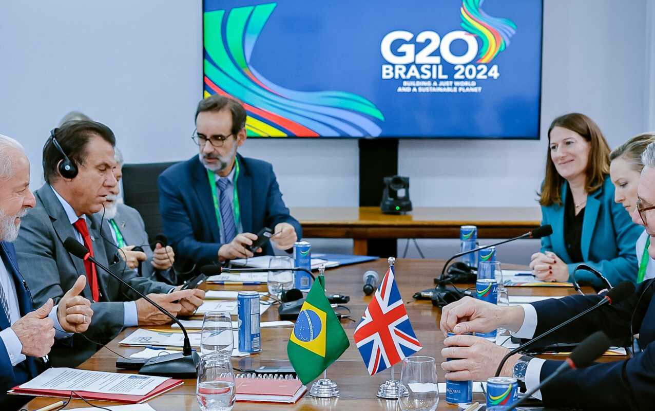 Esta fotografía difundida por la Presidencia brasileña muestra al presidente brasileño Luiz Inácio Lula da Silva (izq.) y al primer ministro del Reino Unido, Keir Starmer (der.), hablando durante una reunión bilateral al margen de la cumbre del G20 en Río de Janeiro, Brasil, el 19 de noviembre de 2024. (Foto de Ricardo STUCKERT / PRESIDENCIA BRASILEÑA / AFP)