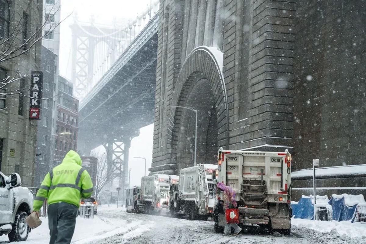 Nevadas intensas y ráfagas de viento azotan Nueva York y otros estados del noreste de EE.UU., tras la formación de un “ciclón bomba” que obligó a suspender vuelos y restringir la circulación. Foto: EFE.