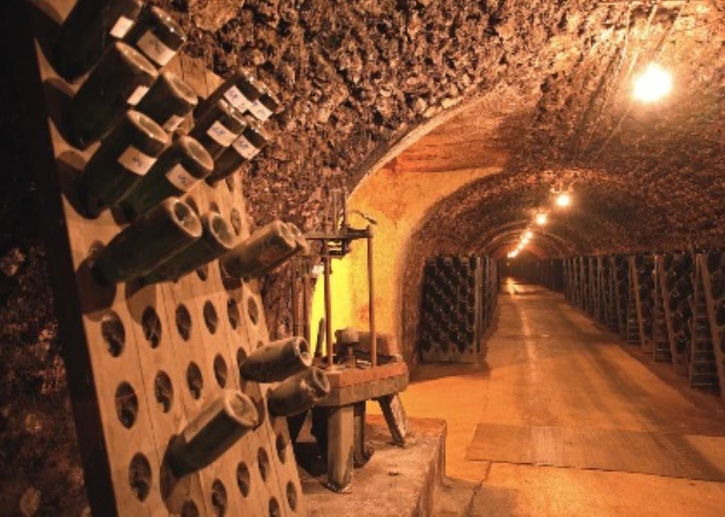 Una cava de champagne. En el imaginario colectivo, el Champagne suele presentarse como un monolito de lujo uniforme, una firma dorada que garantiza celebración. Sin embargo, es en este mapa menos transitado donde el Champagne revela su dimensión más humana y artesanal.