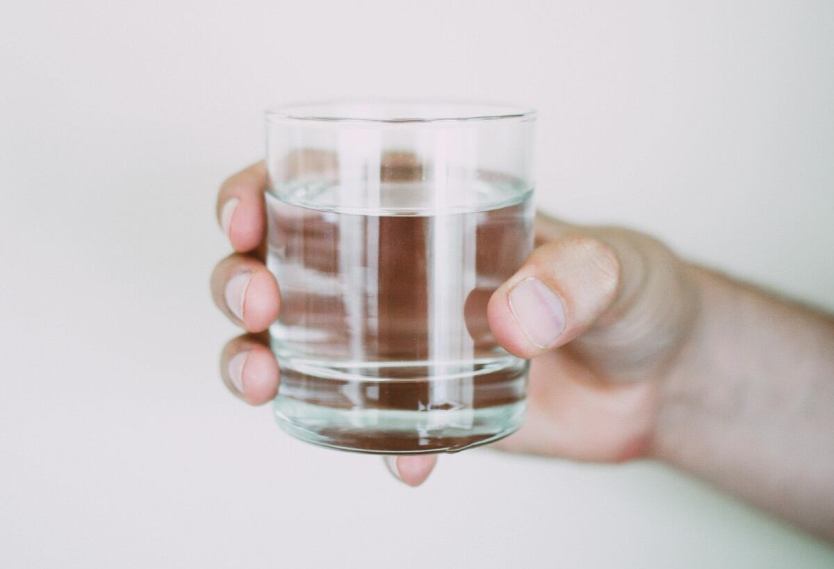 El agua es el componente químico principal del cuerpo y representa el 60% del peso corporal. (Pexels)