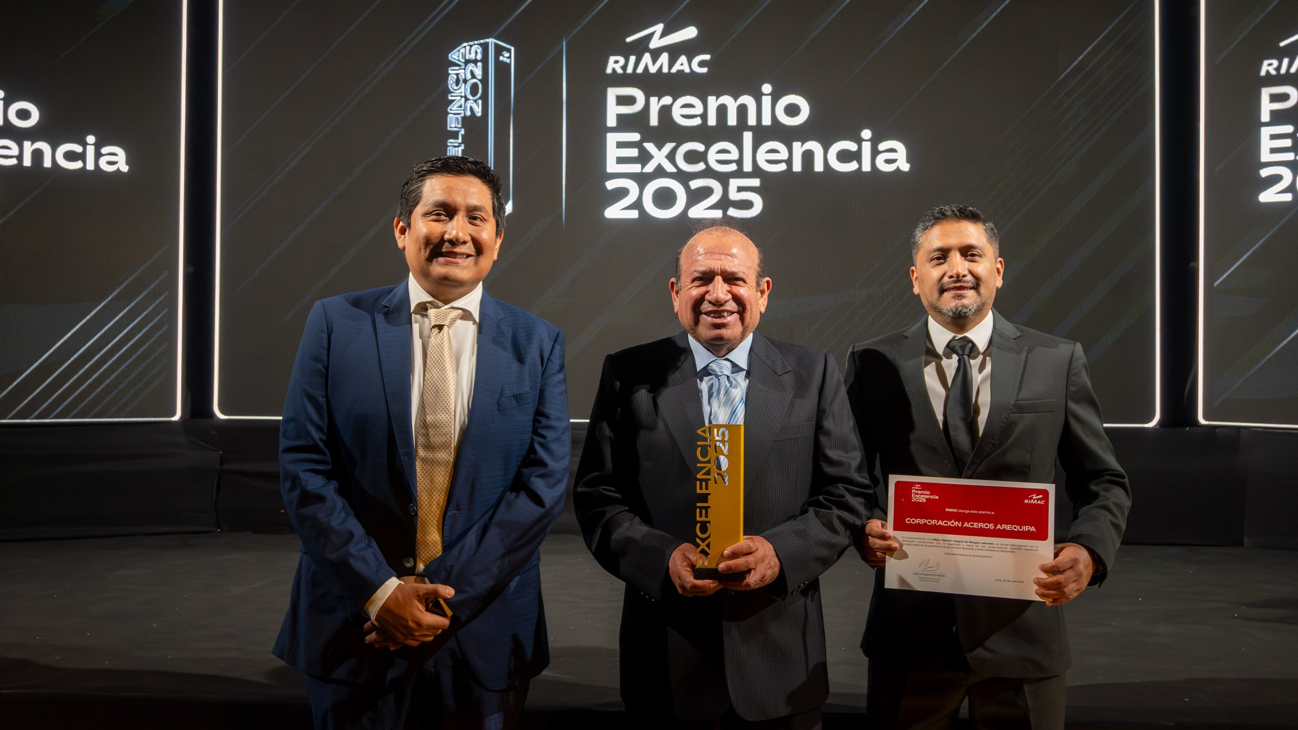 Representantes de las empresas reconocidas durante la ceremonia del Premio a la Excelencia RIMAC 2025.