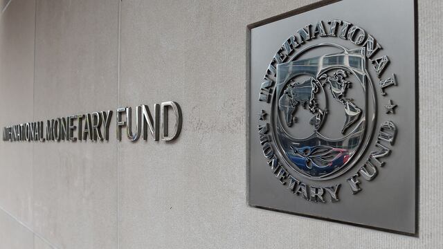 FMI estima que economía global crecerá más de lo esperado y descarta una recesión