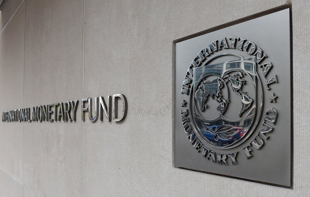 Otro de los grandes retos a nivel global, que el FMI abordará en sus reuniones la semana que viene, es la deuda, ya que los niveles en la mayoría de los países son “demasiado altos”. |Photo by Olivier DOULIERY / AFP)