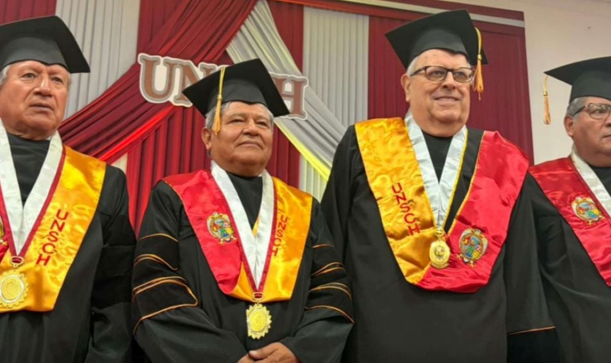 Julio Velarde recibió el grado de doctor honoris causa otorgado por la Universidad Nacional San Cristóbal de Huamanga, que destacó su aporte a la estabilidad económica y monetaria del país. Foto: BCRP.