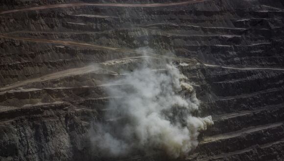 A plume of smoke rises at the Codelco Chuquicamata open pit copper mine near Calama, Chile, on Thursday, Aug. 2, 2018. Protests at the Chuquicamata copper mine in late July were the first labor disruptions in Chile this year, and happened amid calls for a strike from the union at the world's largest mine, BHP Billiton Ltd.'s Escondida. Photographer: Cristobal Olivares/Bloomberg