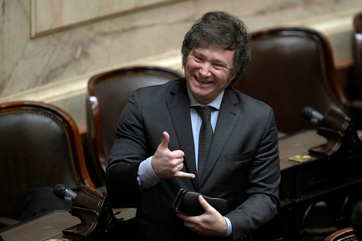 El presidente electo de Argentina, Javier Milei, hace un gesto durante una sesión en el Congreso argentino en Buenos Aires el 29 de noviembre de 2023, donde es declarado oficialmente ganador de la segunda vuelta. (Foto de JUAN MABROMATA / AFP)