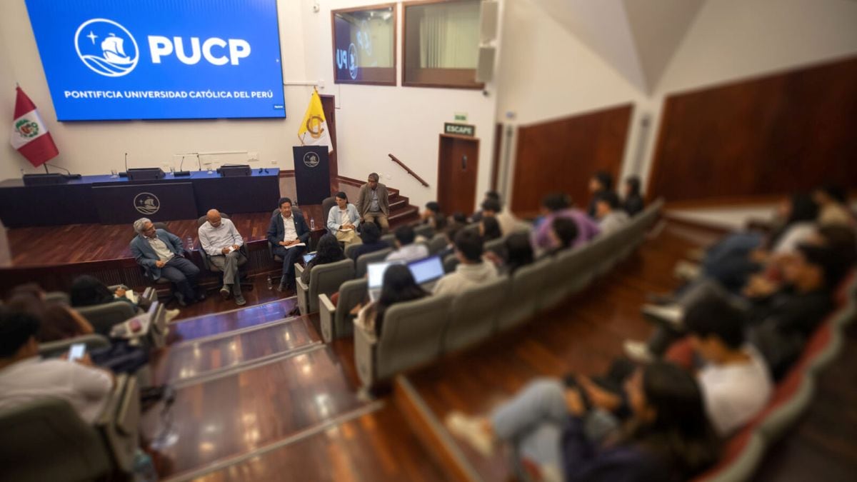 Representantes estudiantiles y autoridades de la PUCP suscribieron un acuerdo que incluye el pedido para suspender la entrada en vigencia del nuevo sistema de pensiones y la instalación de una mesa de diálogo. Foto: PUCP.