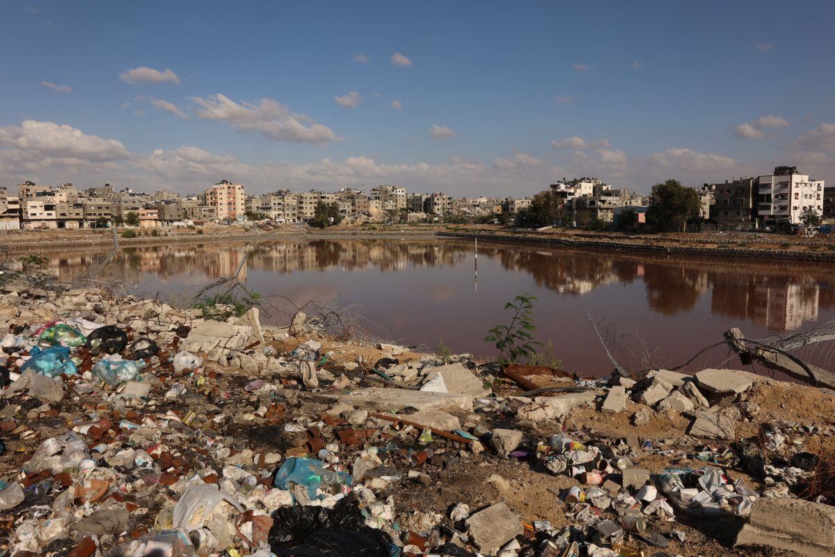 Una fotografía tomada el 23 de septiembre de 2024 muestra una fosa séptica al aire libre, llena de aguas residuales, en el barrio de Sheikh Radwan en la ciudad de Gaza el 23 de septiembre de 2024, en medio de la guerra en curso entre Israel y el grupo militante Hamás. (Foto de Omar AL-QATTAA / AFP)