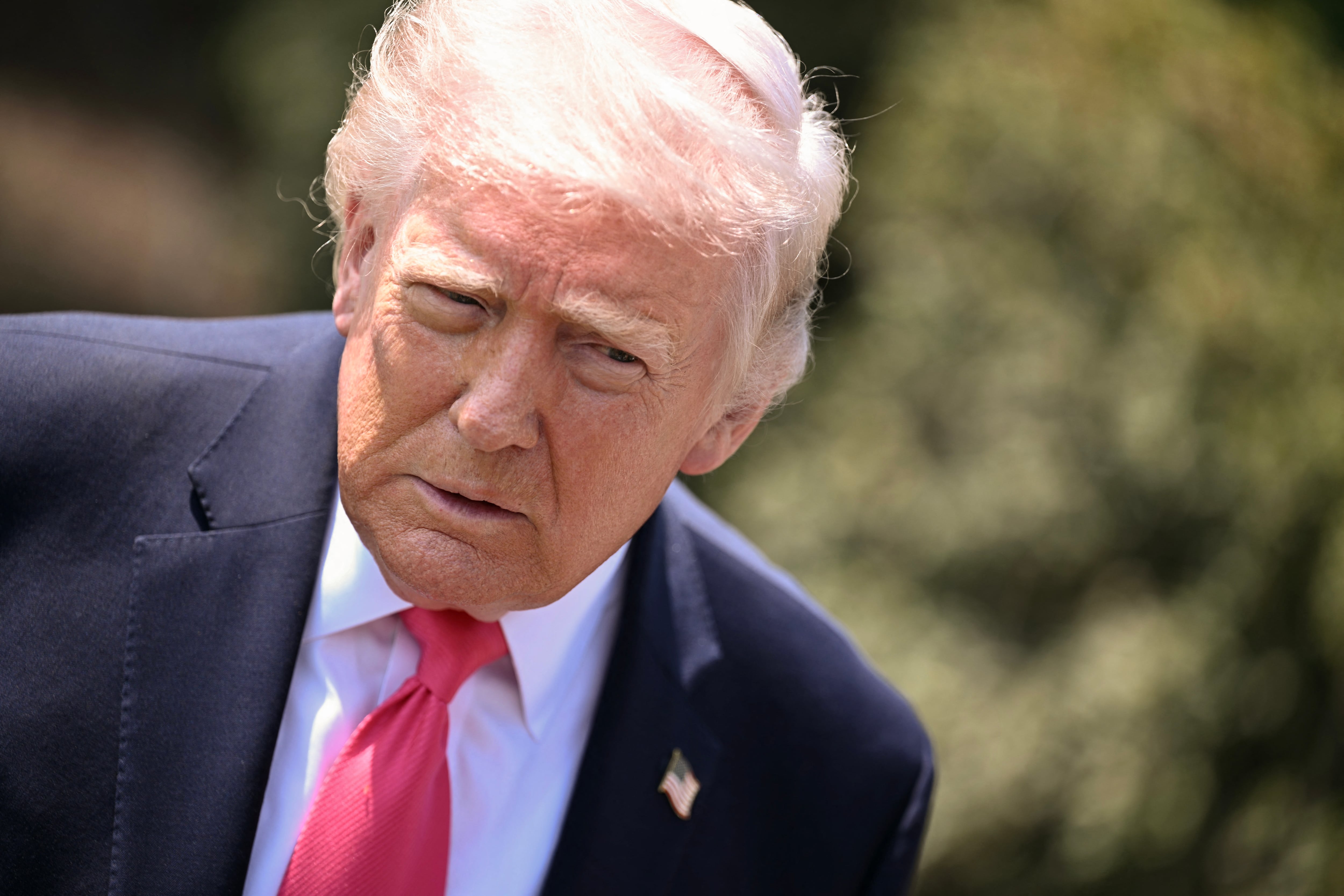 El presidente de Estados Unidos Donald Trump habla con la prensa antes de partir del jardín sur de la Casa Blanca en Washington, D.C., el 16 de abril de 2026. (Foto de Brendan SMIALOWSKI / AFP).