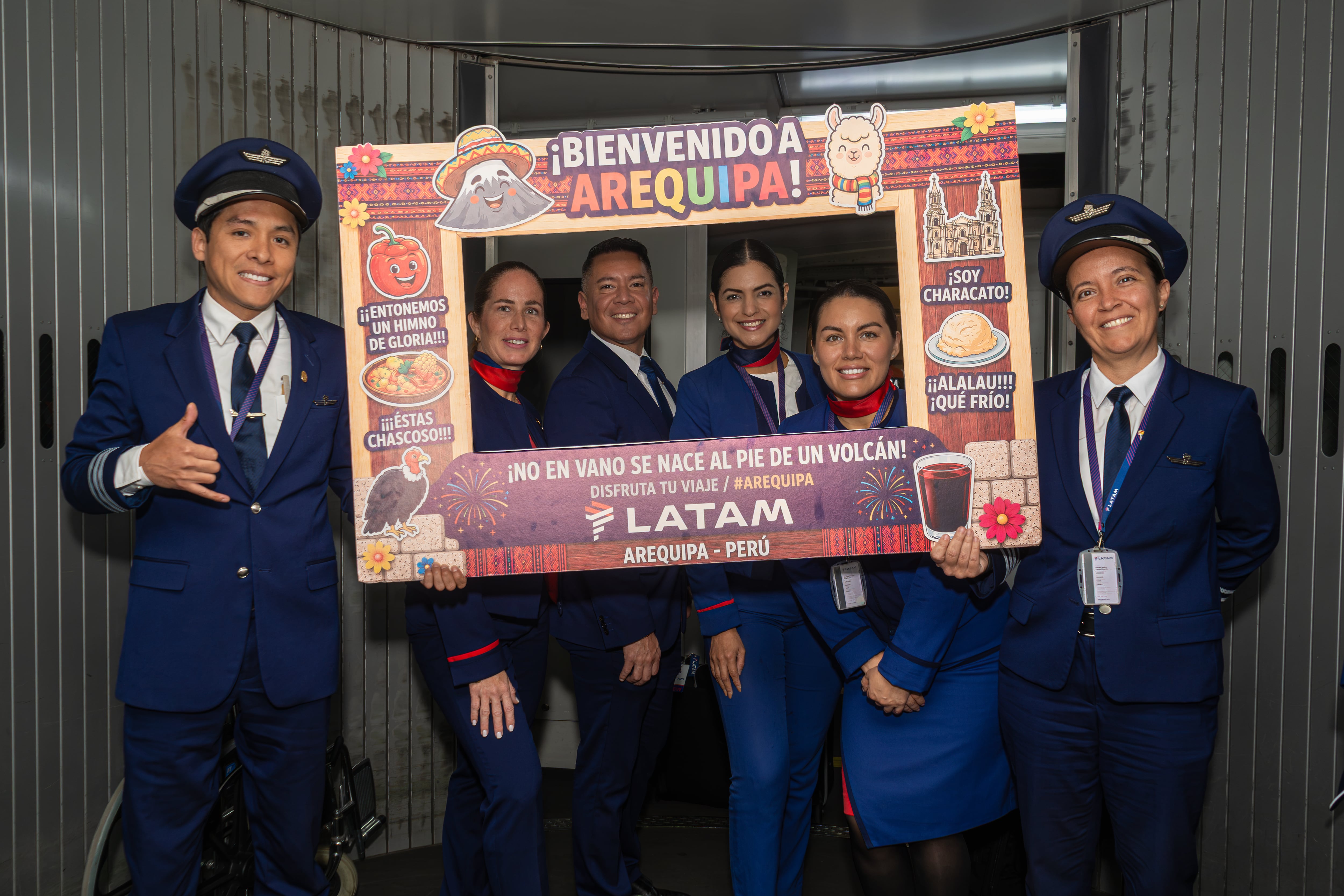 Tripulación de LATAM que operó en primer vuelo bajo la nueva modalidad. (Foto: Latam Airlines)
