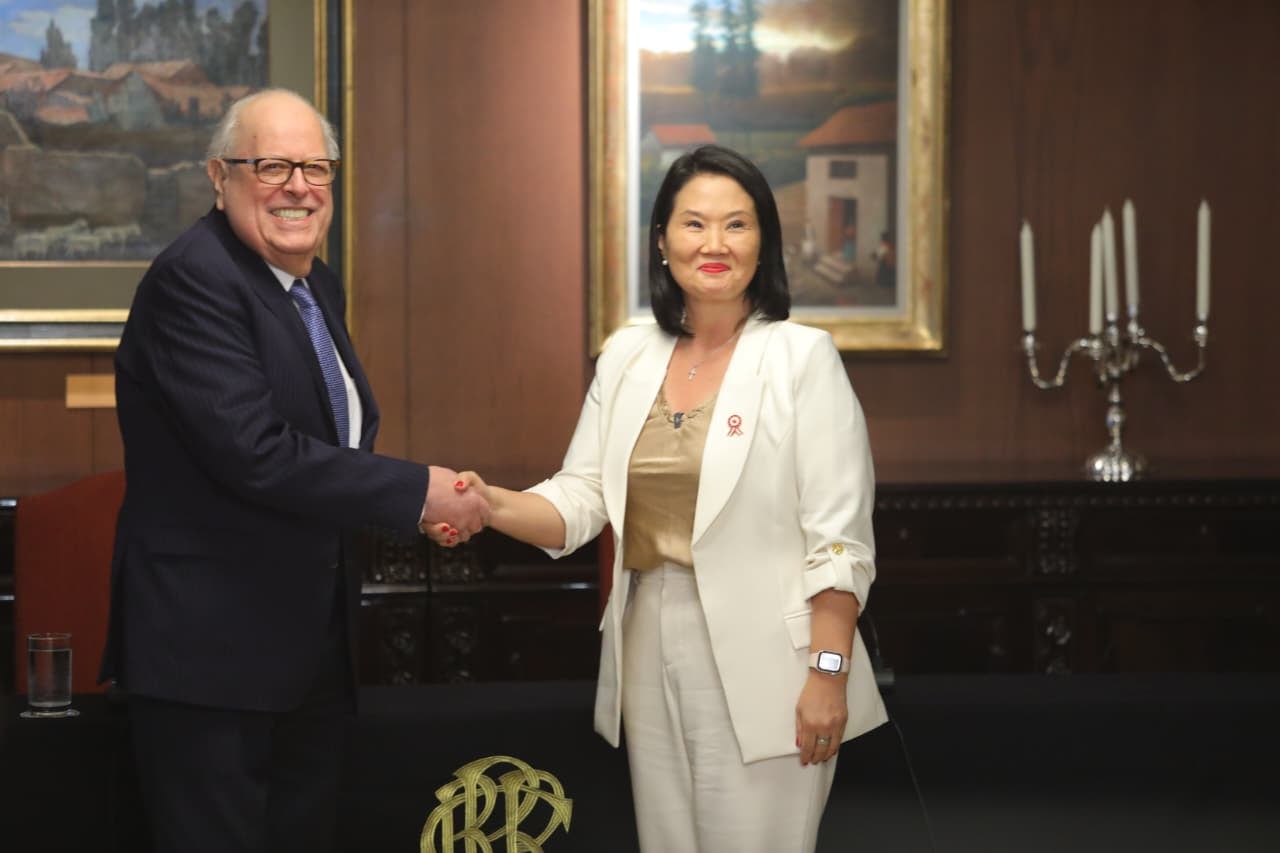 La presidenta electa Keiko Fujimori sostuvo encuentro con la cabeza del BCRP, Julio Velarde, quien aceptó la propuesta de permanecer 5 años más en el cargo. Foto: Antonio Melgarejo / GEC