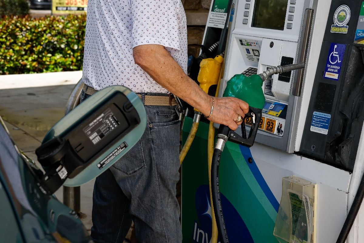 Un conductor reposta gasolina sin plomo en un vehículo en una estación de servicio BP en Miami, Florida. Fotógrafa: Eva Marie Uzcategui/Bloomberg.