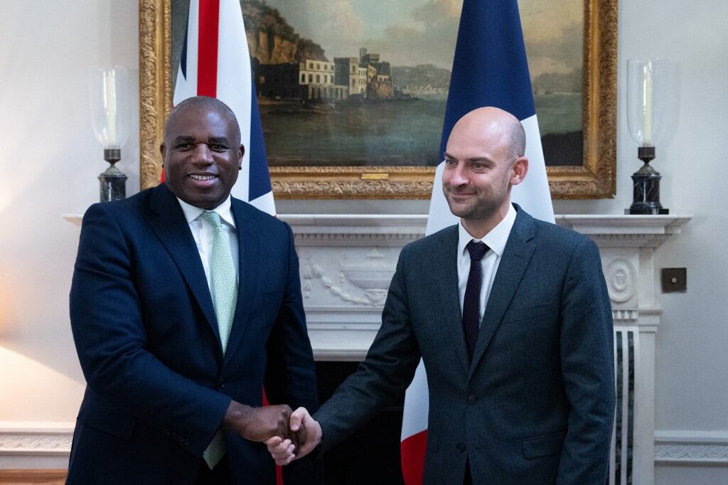 El ministro de Asuntos Exteriores de Gran Bretaña, David Lammy (izq.), estrecha la mano del ministro francés de Europa y Asuntos Exteriores, Jean-Noel Barrot (der.), en Londres el 22 de noviembre de 2024.