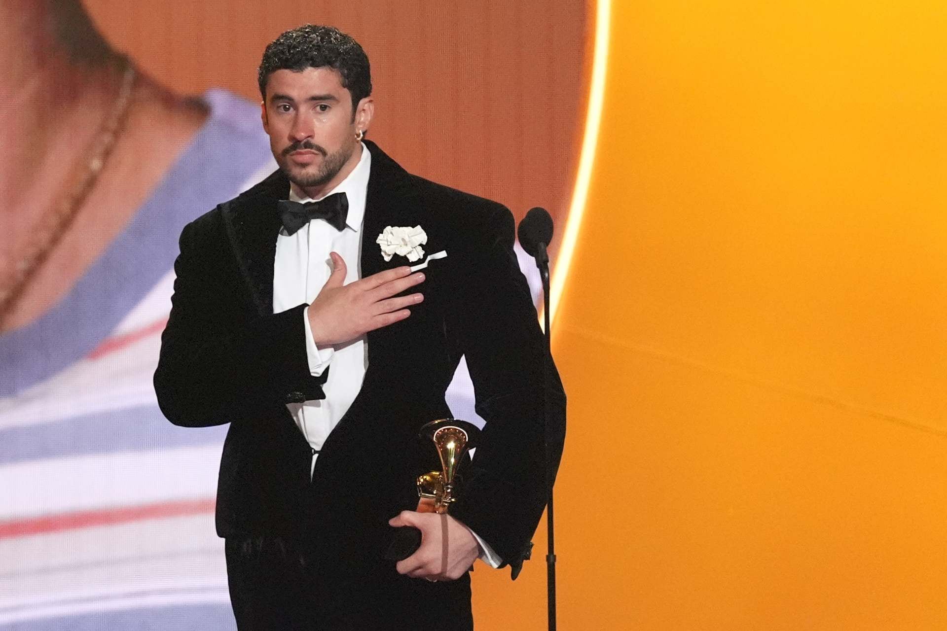 Bad Bunny recibe el premio al álbum del año por "Debí Tirar Más Fotos" durante la 68.ª edición de los Premios Grammy, el domingo 1 de febrero de 2026, en Los Ángeles. (Foto AP/Chris Pizzello)