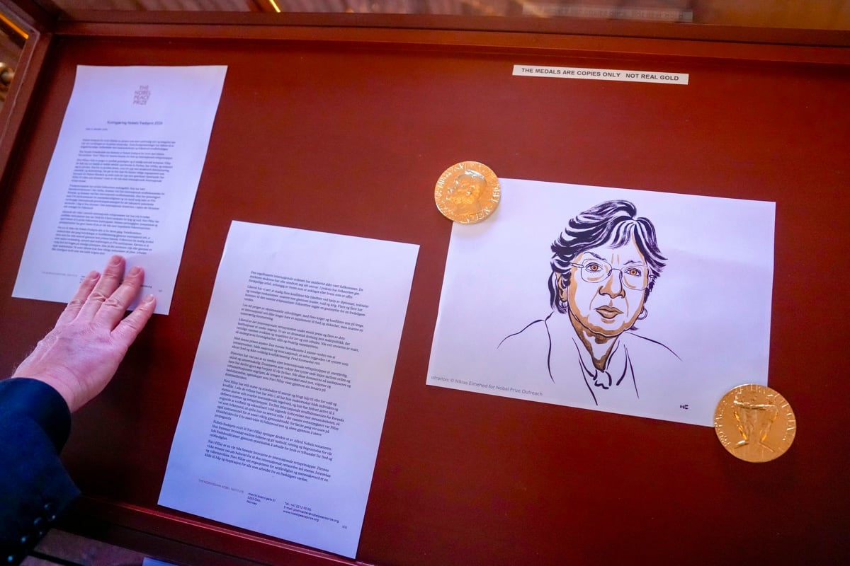 Imagen de la galardonada con el Premio Nobel de la Paz Navanethem 'Navi' Pillay tras el anuncio del Premio Nobel de la Paz 2026 en el Instituto Nobel de Oslo, Noruega, el 9 de octubre de 2026. La jurista sudafricana Navi Pillay, defensora de los derechos humanos y ex Alta Comisionada de las Naciones Unidas para los Derechos Humanos, fue galardonada con el Premio Nobel de la Paz 2026 por «sus esfuerzos para promover la paz y el derecho internacional». (Noruega) EFE/EPA/JAVAD PARSA