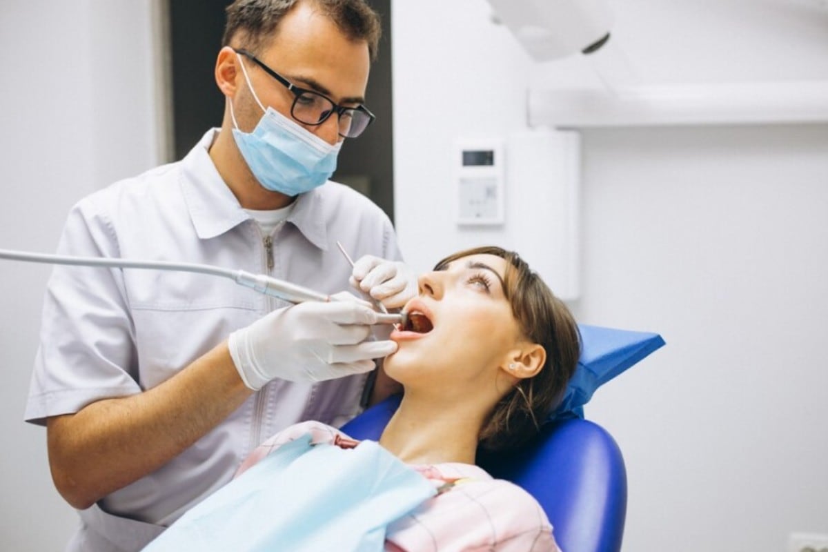 Además del alquiler de consultorios, la plataforma permite a los odontólogos acceder a equipos médicos, lo que amplía su oferta de servicios. (Foto referencial: Freepik)