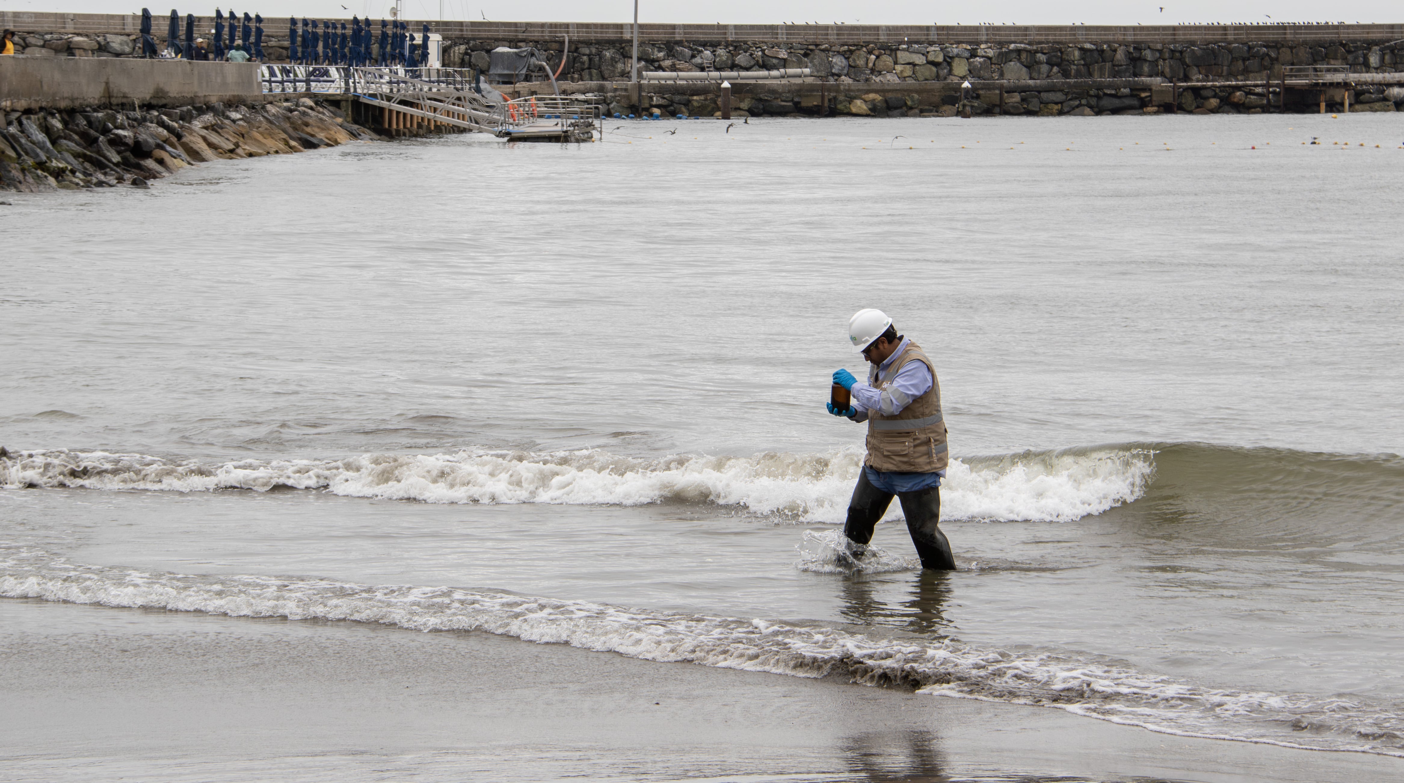 OEFA monitorea la playa Yuyos para verificar presunta presencia de hidrocarburos. Foto OEFA