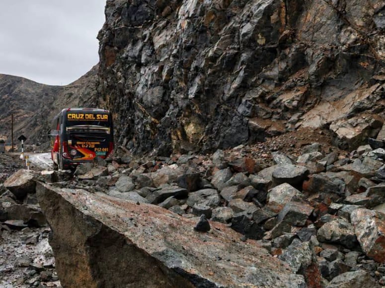 Derrumbes y huaicos provocados por intensas lluvias en Arequipa mantienen bloqueada la Panamericana Sur. Foto: Ocoña Noticias