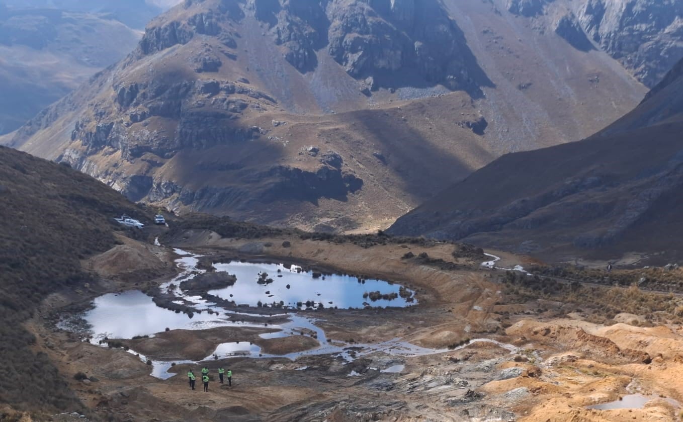 Fueron retenidos cinco volquetes y una retroexcavadora en el paraje Santón del Parque Nacional Huascarán. Foto: Minam